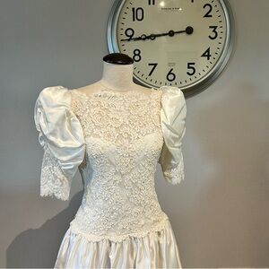 Vintage Ivory Lace Wedding Dress with Puff Sleeves